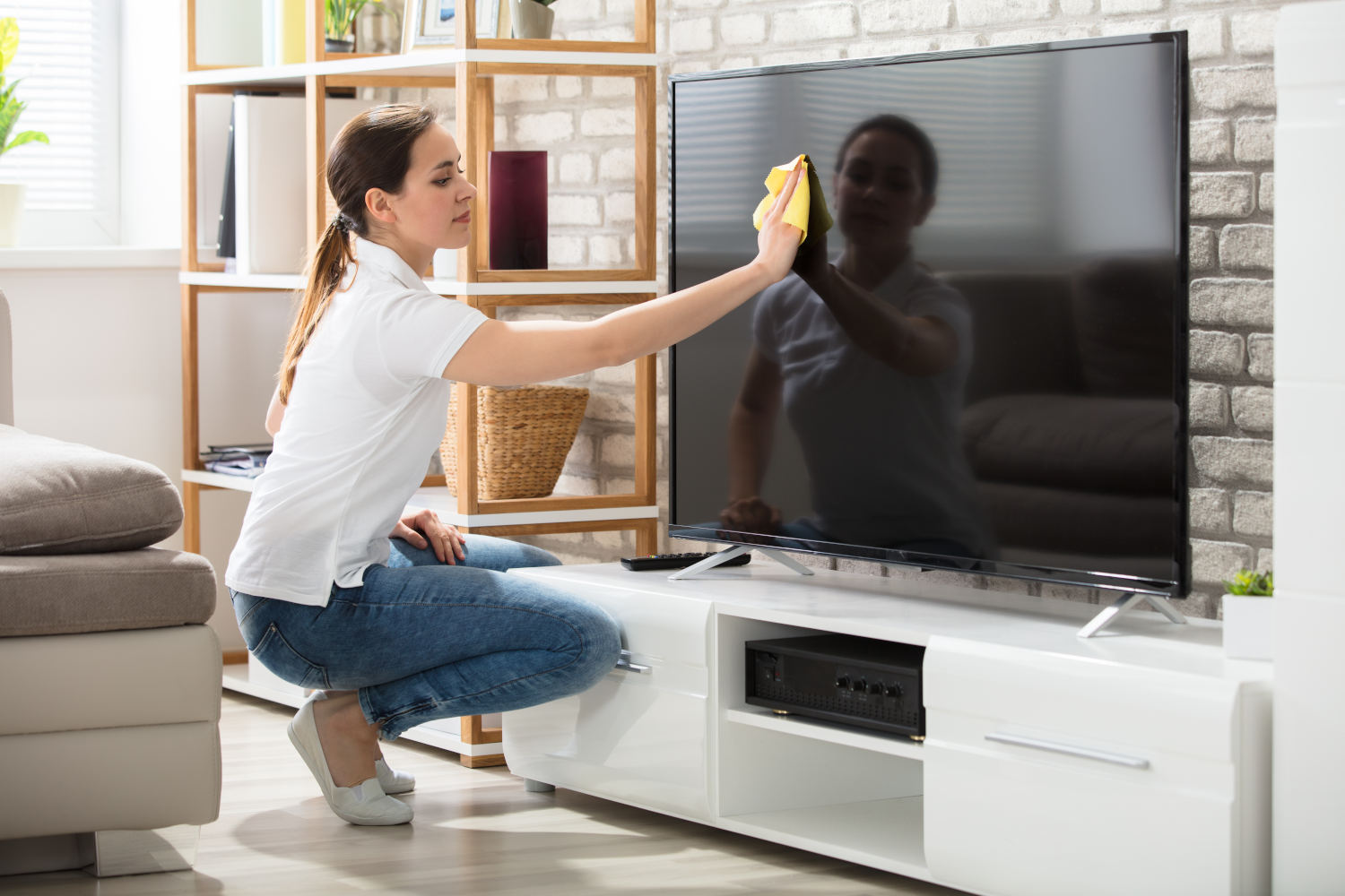 Consigli per pulire lo schermo a LED della TV senza rovinarlo