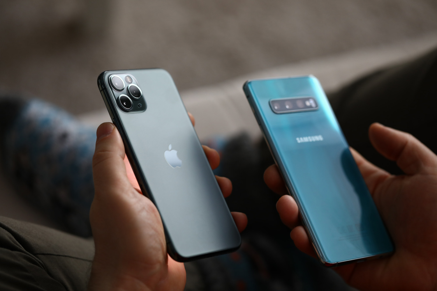 Meglio un iPhone o un Samsung? Caratteristiche, differenze, pro e contro