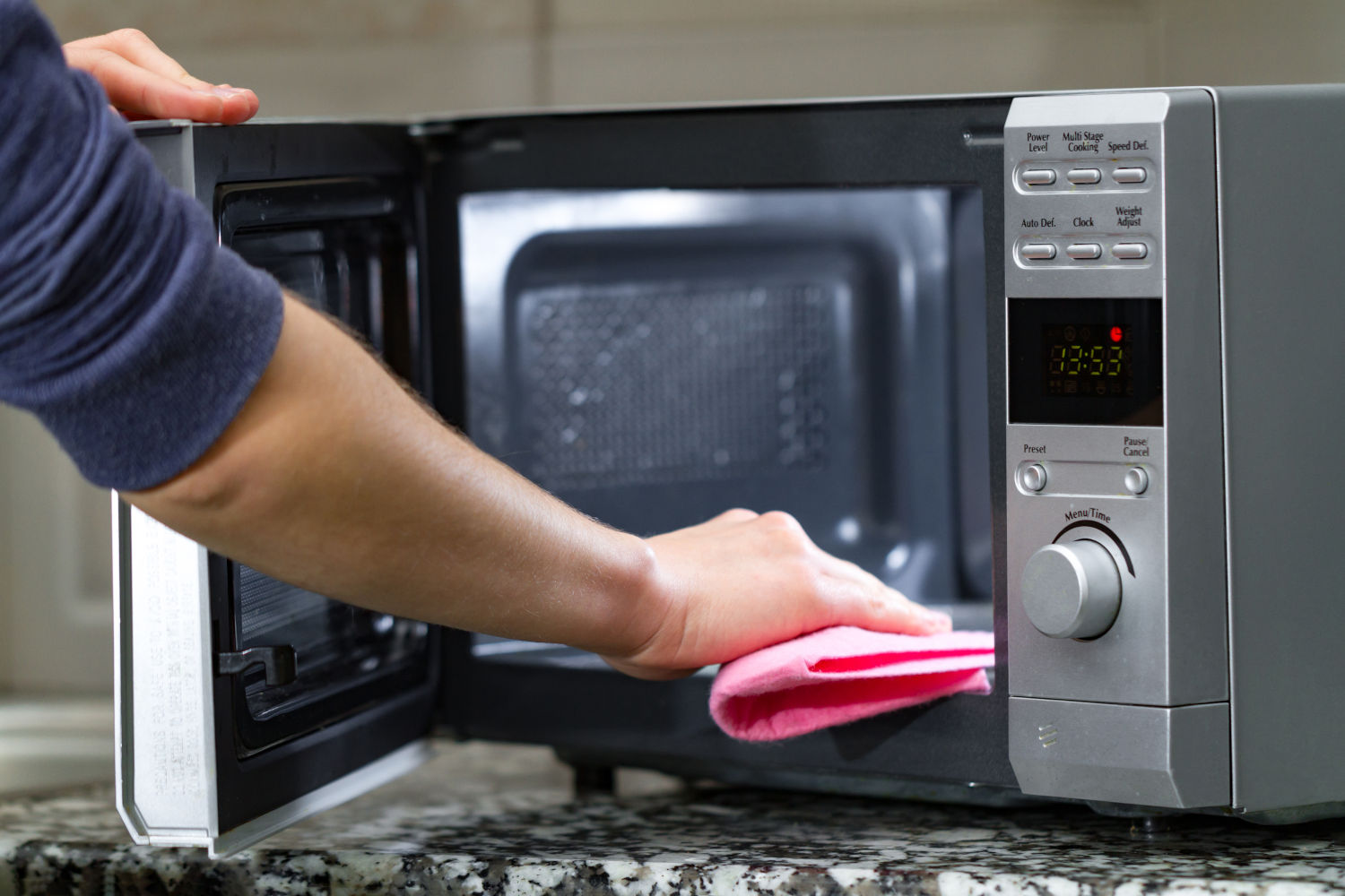Guida completa alla pulizia del forno a microonde