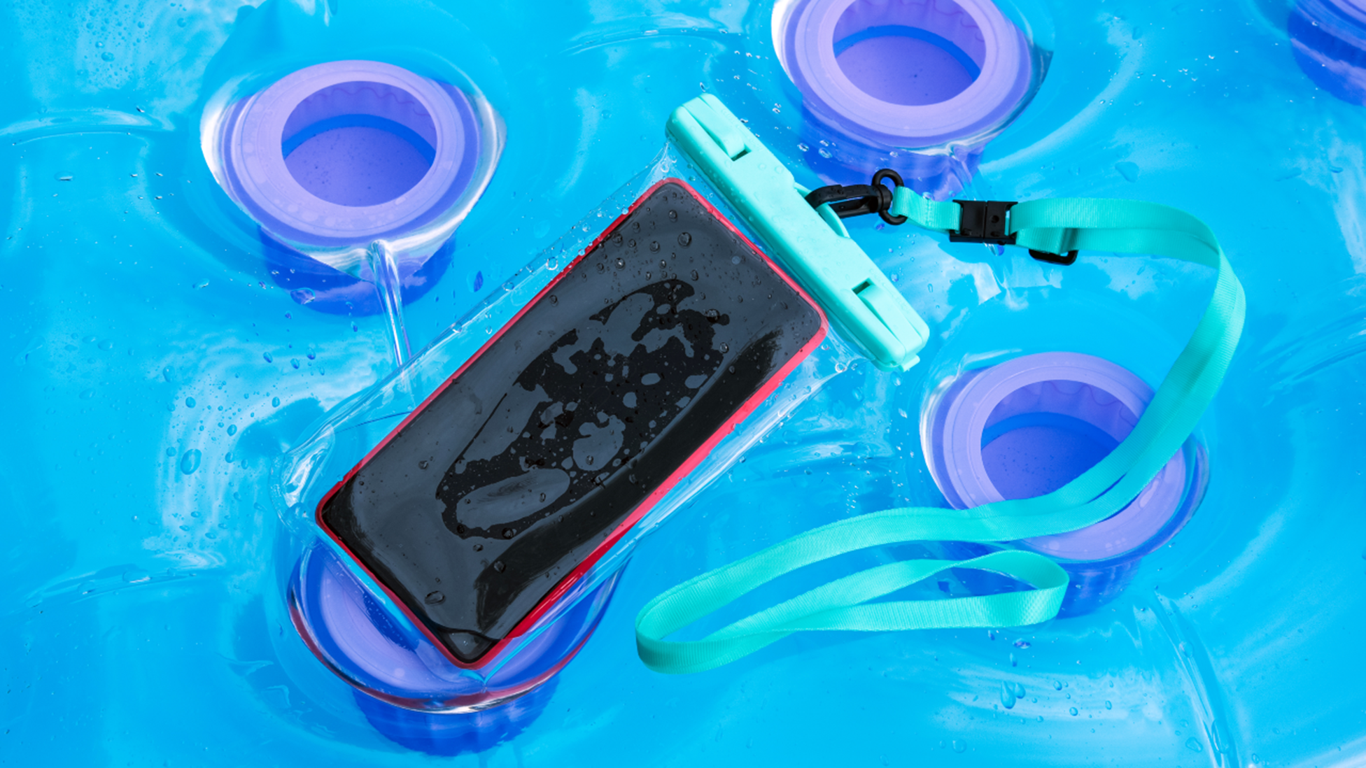 Come togliere l'acqua dal telefono: cosa fare subito